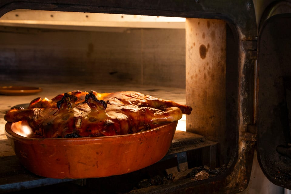cochinillo asado en el horno de leña de Casa Emiliana de Madrid