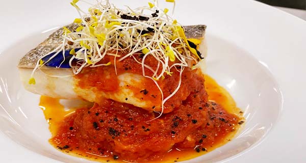 Bacalao del cantabrico salsa de tomate y sal de olivas Bacalao del cantabrico salsa de tomate y sal de olivas