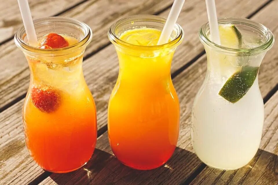 Bebidas refrescantes y saludables para sobrevivir al verano